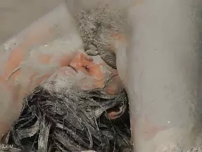 স্বর্ণকেশী  তার খেলনাগুলির সাথে খেলছে কারণ তার ব্লোক পুরো জিনিসটি চিত্রায়ন করছে