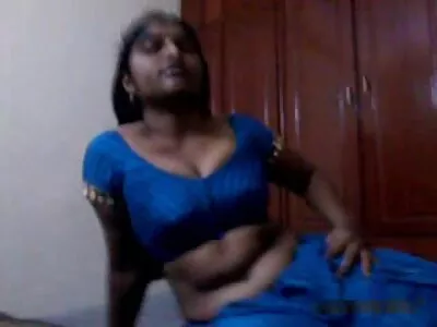 চর্মসার তরুণ মডেল একটি আঁট  ভগ গর্ত সঙ্গে rammed পায়