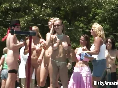 নিষ্পাপ খুঁজছেন মেয়ে একটি বিশাল schlong চুষা