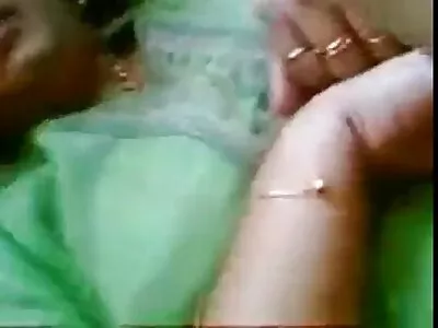 ব্লোক  তার বান্ধবীকে চিত্রায়িত করছে যখন সে তার দীর্ঘ খাদ চুষছে