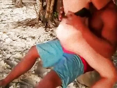 অ্যাপার্টমেন্ট পরিষ্কার করার জন্য গরম কাজের মেয়েকে পুরস্কৃত করা হয় এবং আঘাত করা হয় ইংলিশ ভিডিও সেক্স