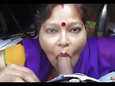 স্টুডিওতে একটি বড় পিকারে চড়ে ইংলিশ সেক্স ভিডিও হট উত্তেজিত ল্যাটিনা